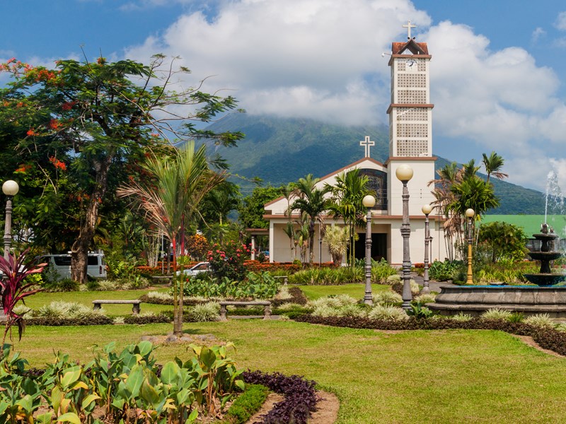 Place centrale animée au village de La Fortuna