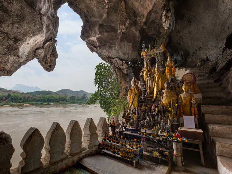 Admirez les statues dans les grottes de Pak Ou