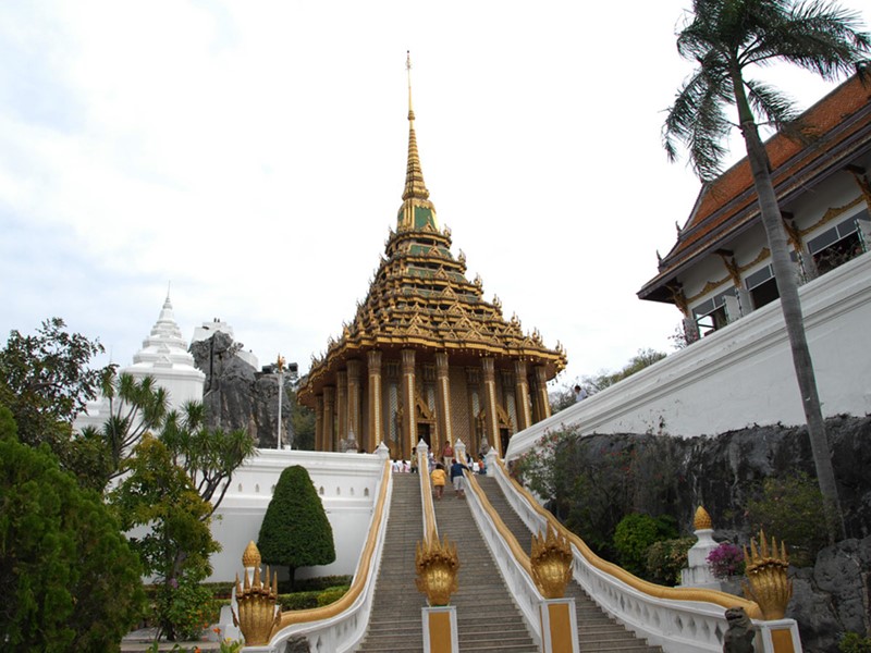 Le Wat Phra Phoutthabat, où il semblerait qu'il y ait une empreinte de Bouddha