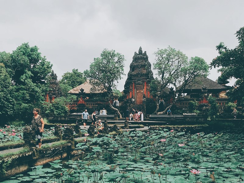 Atmosphère suspendue dans les temples d'Ubud