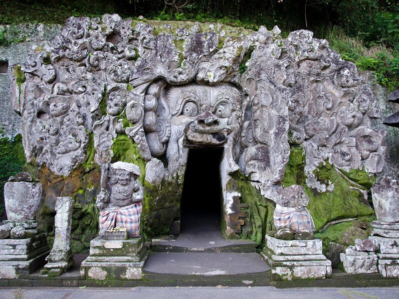 La grotte sculptée de Goa Gajah est l'un des plus vieux sanctuaires Balinais