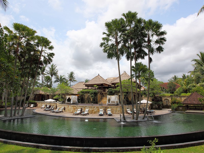 Séjournez à l'Ubud Village Resort, où se rencontrent tranquilité et tradition