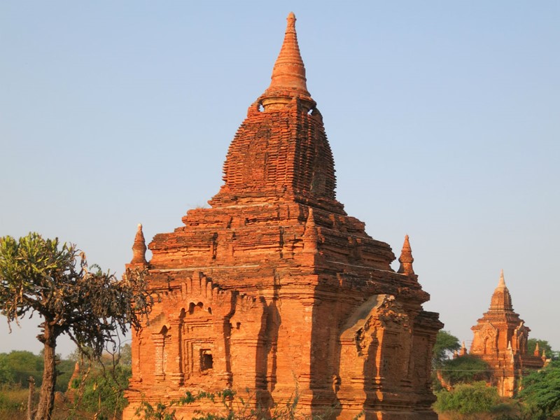 Les stupas et temples traditionnels parsèment la plaine de Bagan