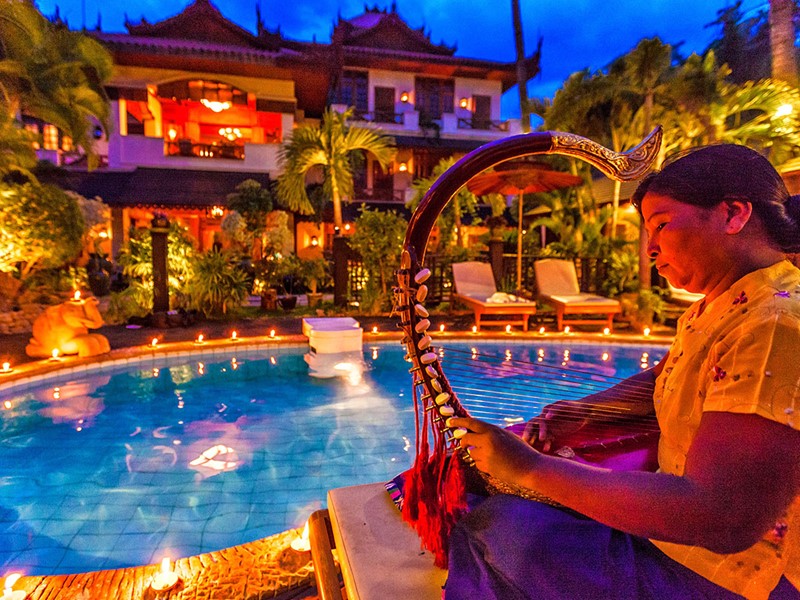 Laissez-vous séduire par la musique traditionnelle au bord de la piscine de votre hôtel à Mandalay