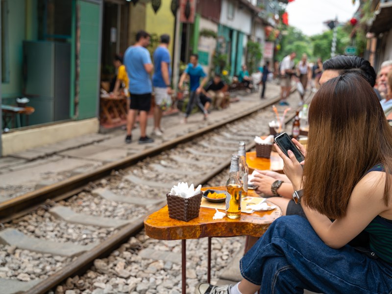Cafés ouverts, vue sur le train en toute sécurité