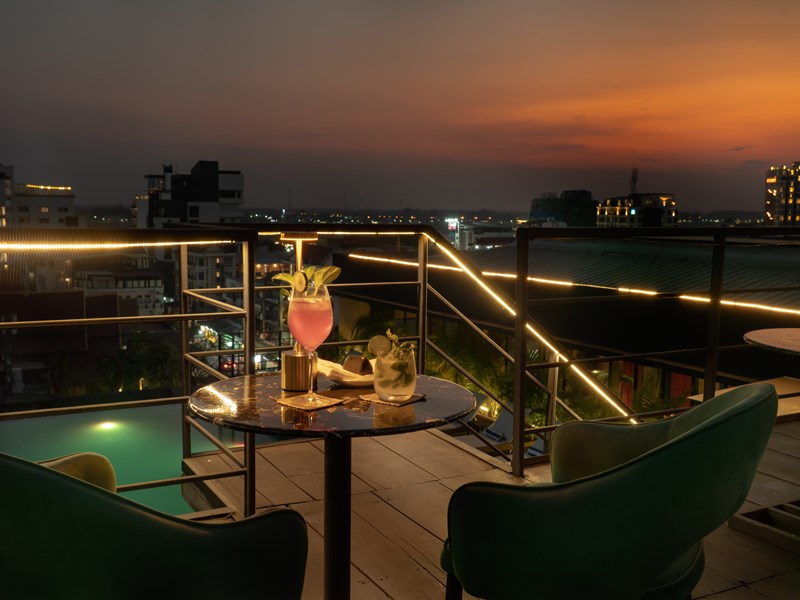 Offrez-vous un cocktail au coucher de soleil au Lounge Bar