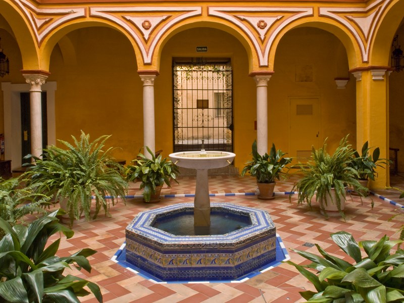 Un patio aux colonnades sculptées