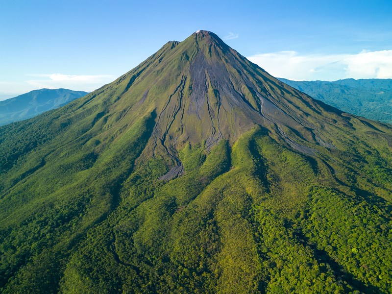 Majestueux Arenal se dressant devant vous