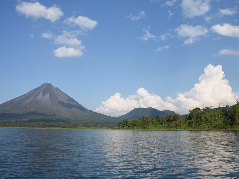 Canoë-kayak sur les eaux calmes du lac Arenal