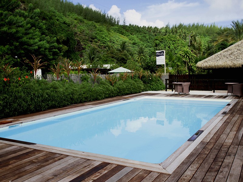 La piscine de l'hôtel Le Mahana Huahine en Polynésie