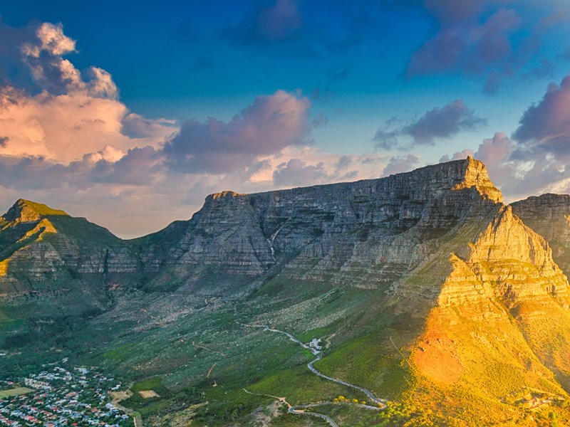 La Table Mountain domine la ville