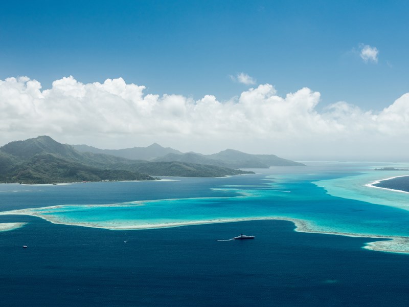 Vue aérienne sur le lagon de l’île de Raiatea