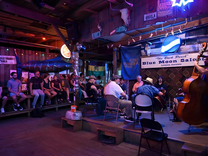 Ambiance festive au Blue Moon Saloon 