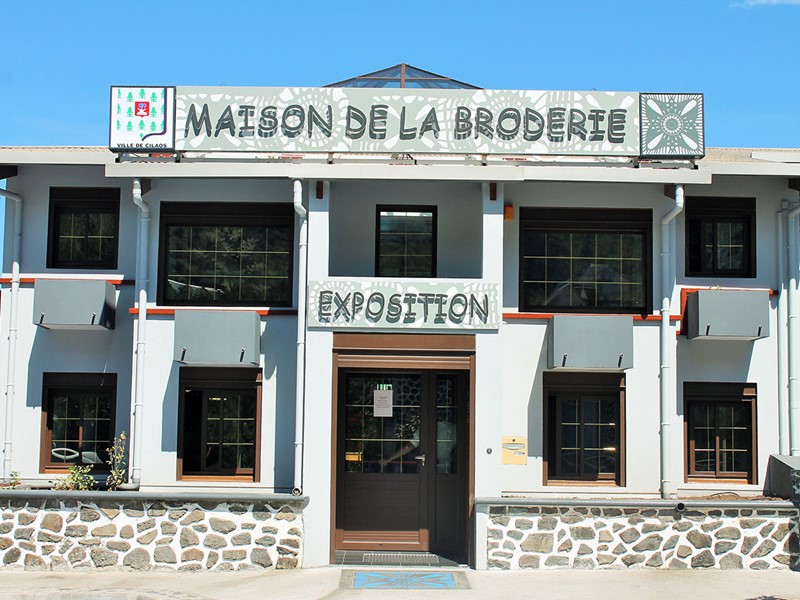 Visite de la Maison de Broderie situé dans le village de Cilaos