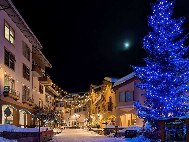 Rues nocturnes de la station de ski Sun Peaks à Kamloops