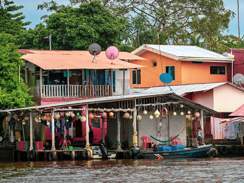 Admirez les maisons colorées du parc de Tortuguero