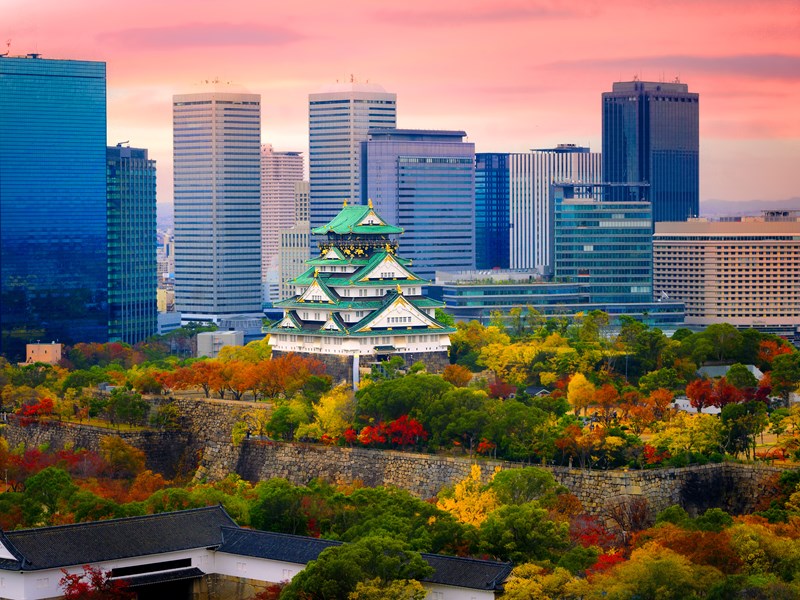 Château d’Osaka au lever du soleil, entre tradition et modernité