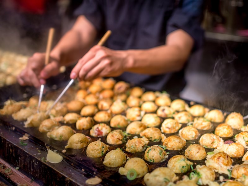 Dégustation de takoyaki, saveurs d’Osaka