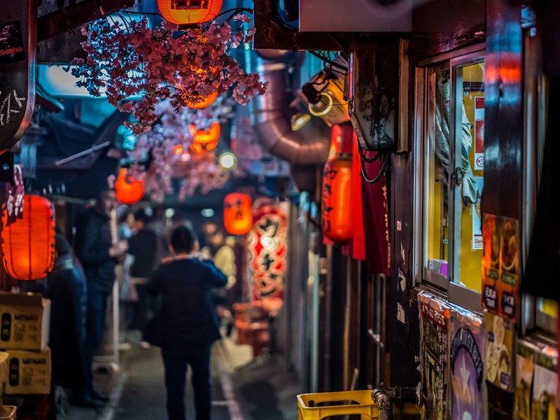 Vue nocturne du quartier animé de Shinjuku, Tokyo