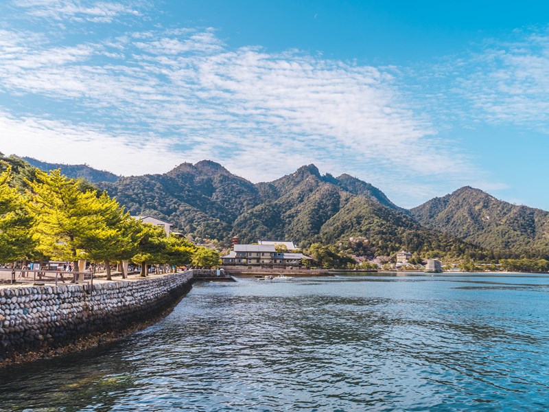 L'île de Miyajima vue depuis les eaux 
