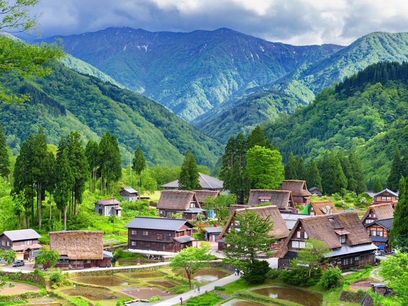 Le petite village montagneux Shirakawago