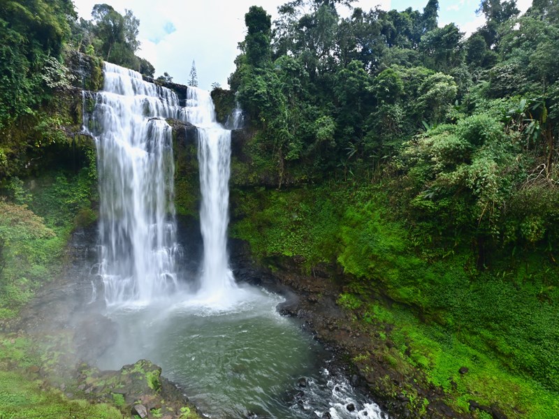 Arrêtez-vous au pied des chutes de Tad Yuang