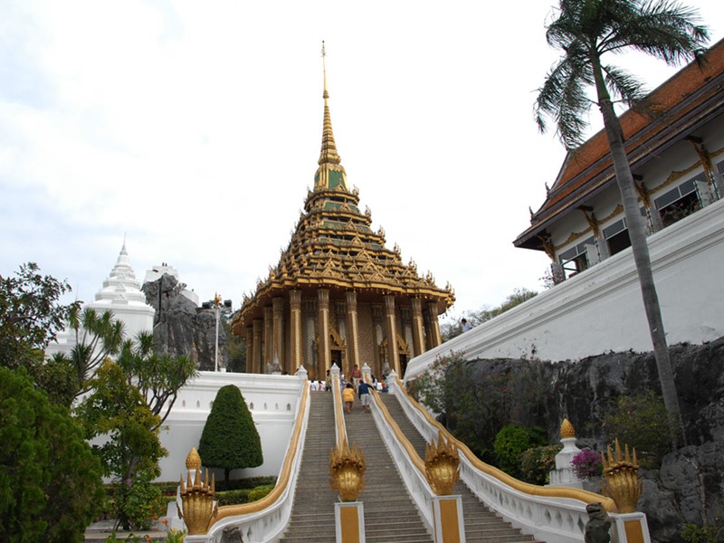 Le Wat Phra Phoutthabat, où il semblerait qu'il y ait une empreinte de Bouddha