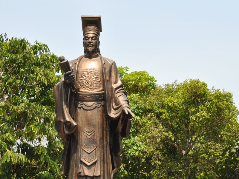 La statue de Ly Thai Tho à Hanoï