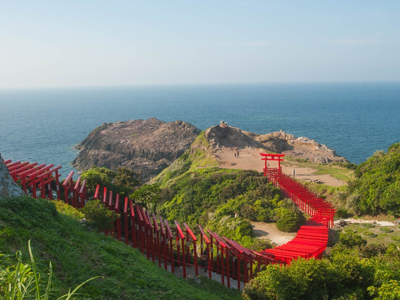 Les 123 torii vermillon du sanctuaire Motonosumi