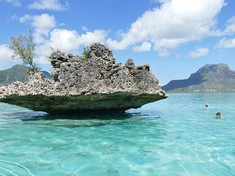 Le rocher de Crystal Rock dans les eaux claires