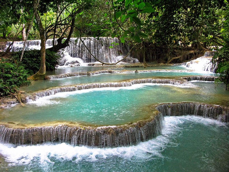 Rendez-vous aux cascades Kuang Si pour admirer un magnifique spectacle naturel