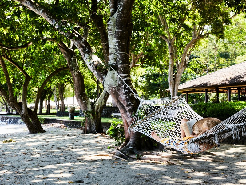 Relaxez-vous sur un hamac sur l'île de Moyo 