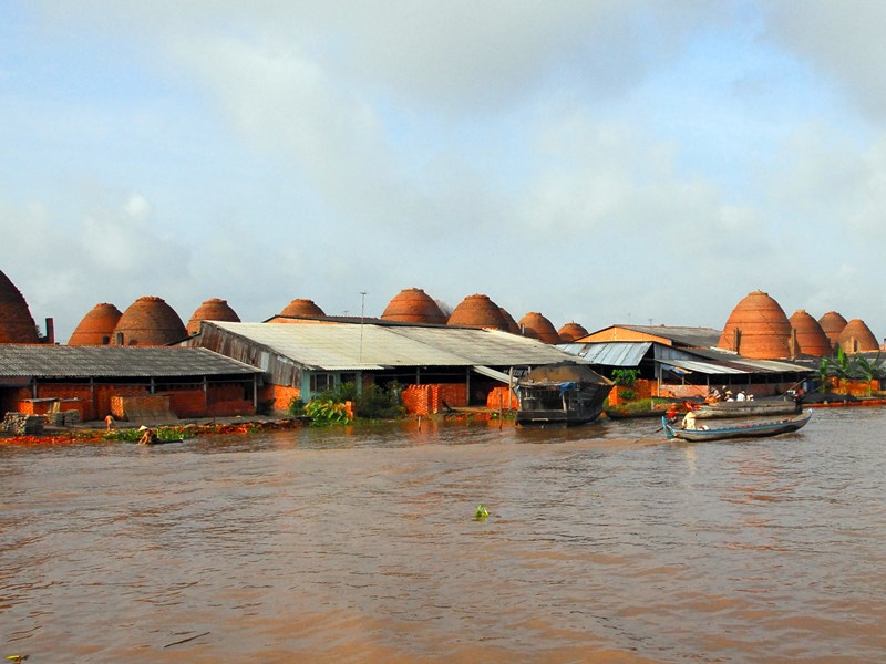 admirez les constructions traditionnelles et faire des haltes dans des industries artisanales