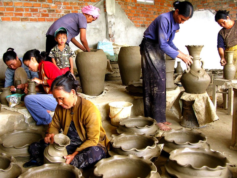 Balade dans le marché local de Bat Trang qui offre une grande variété de céramiques
