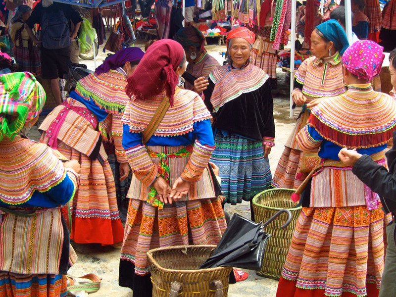 Explorez le marché des minorités ethniques des Hmong Fleuris, Hmong Noirs, Tu Di, Tay, Giay, et Zao Rouges à Lao Cai