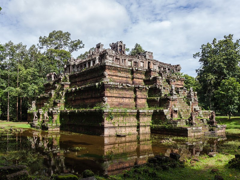 Le Phimeanakas, un temple hindouiste situé dans l'enceinte du palais royal de l'ancienne ville d'Angkor Thom
