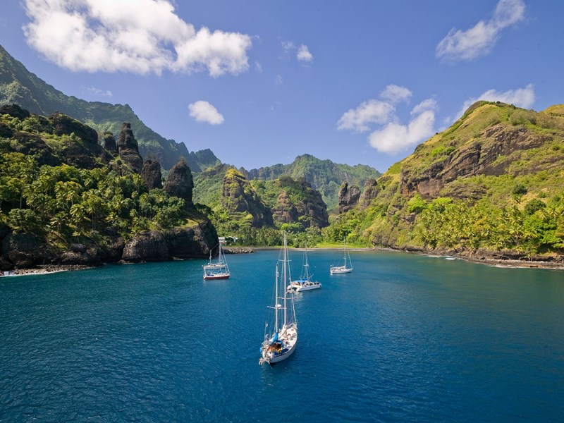 Voiliers dans la baie de Vergins, îles Marquises