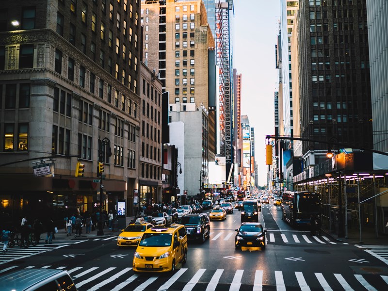 Midtown animé entre gratte‑ciel et trafic urbain