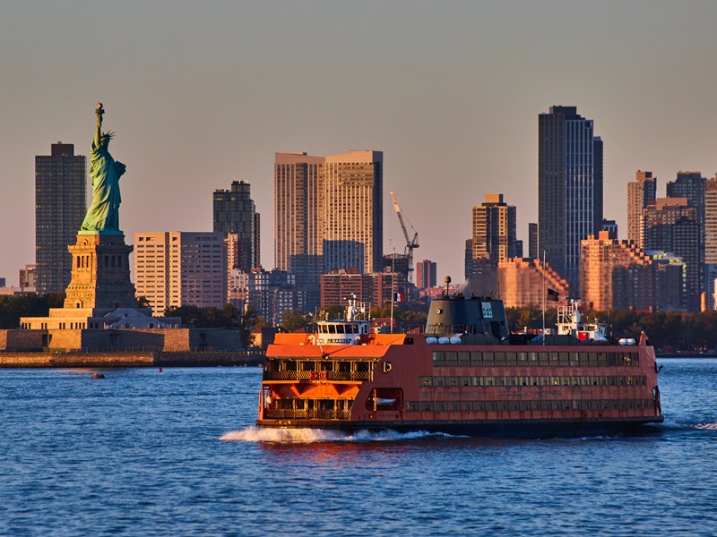 Staten Island Ferry passant devant la Statue de la Liberté