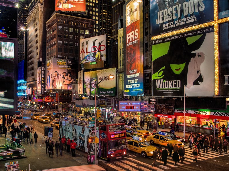 Broadway animé entre piétons, voitures et néons