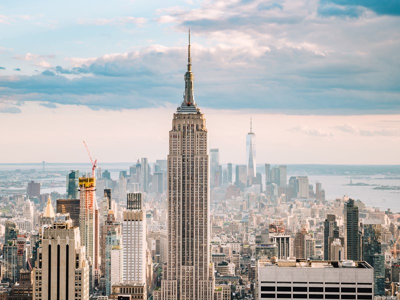 Empire State Building dominant Midtown sous ciel bleu