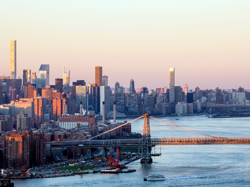 New York au crépuscule avec le Williamsburg Bridge