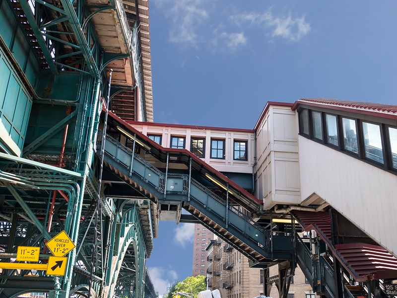 Escalier emblématique menant à la station du Metro 125 Street, à Harlem