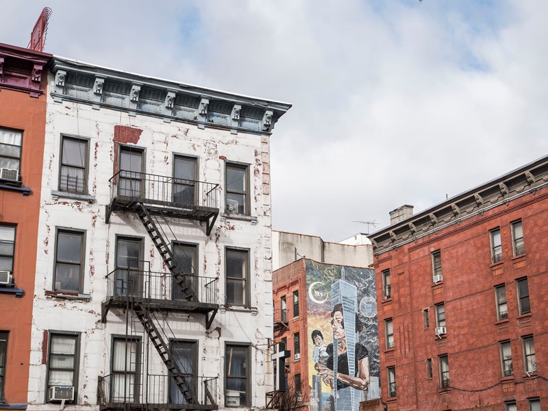 Façade rustique ornée de tags urbains