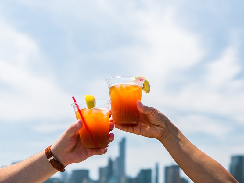 Cocktail face aux gratte-ciel de New York