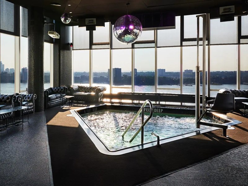 Une piscine intérieure au coeur de la fête