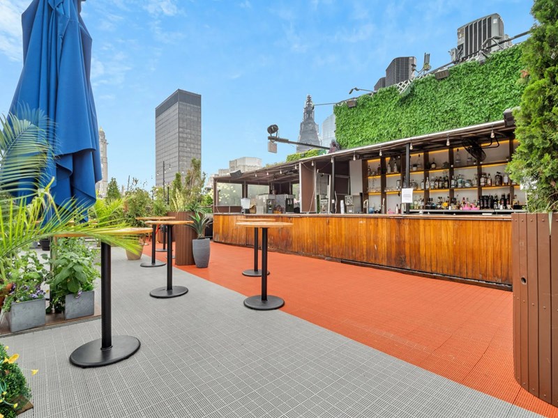 230 Fifth Rooftop Bar, l’une des plus grandes terrasses