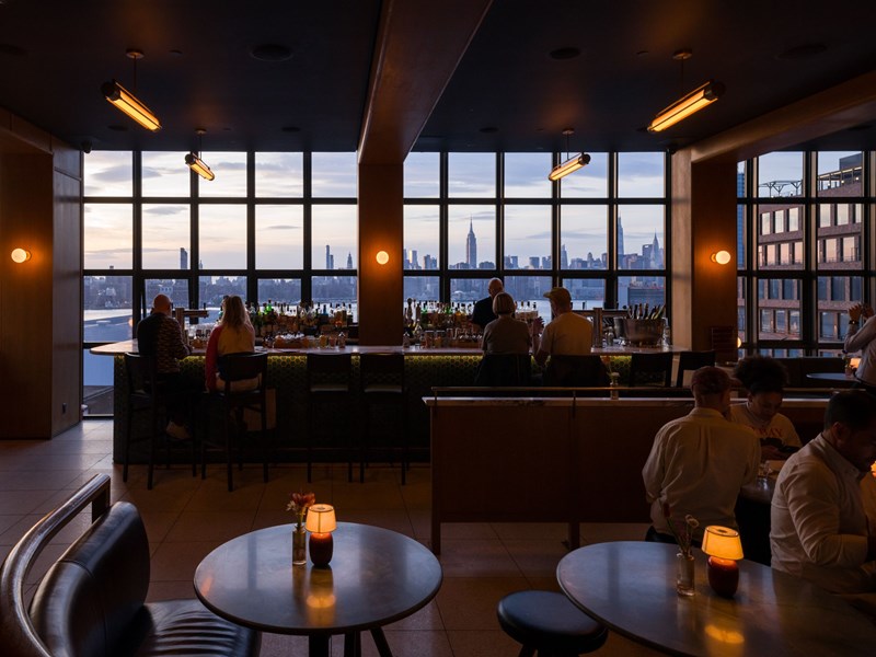 Le Bar Blondeau, rooftop élégant au sommet du Wythe Hotel