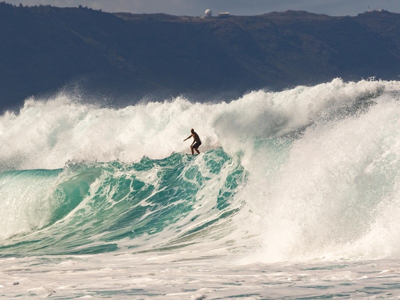 Surf sur le Banzai Pipeline, côte nord d’Oahu