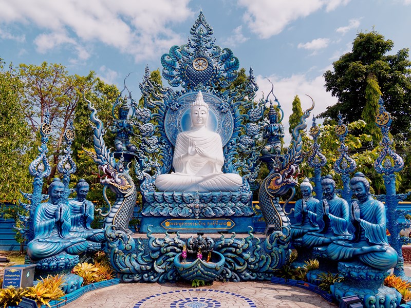 Wat Rong Suea Ten, pureté bleue et dorure divine